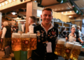 Munique abre Oktoberfest com muito sol, cerveja e IA antiaglomeração