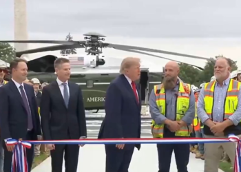 VÍDEO: Após boicote da imprensa, Trump faz discurso inaudível por falta de microfone