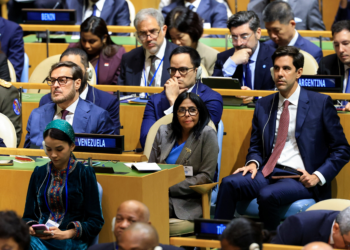 Venezuelanos protestam contra presença de Delcy Rodríguez na Assembleia Geral da ONU: 'Não nos representa'