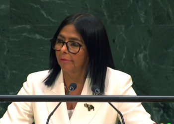 Delcy Rodríguez faz discurso na ONU com broche que parece mostrar mapa de Venezuela com Essequibo anexada