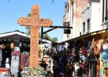 Ateu abre processo para tirar cruz de quase cem anos de rua de Los Angeles