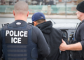 Enfermeira é acusada de ajudar imigrante a fugir após ser preso pelo ICE nos EUA