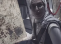 VÍDEO: Mulher chora ao reconhecer nome de irmão desaparecido em porta de prisão em mostra sobre regime de Assad, na Síria
