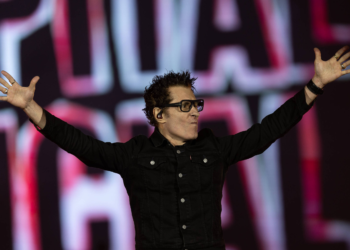 Com falhas no som, Capital Inicial canta com Dado Villa-Lobos no Rock in Rio