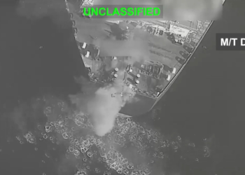 EUA dizem ter atacado 3 petroleiros iranianos após seus navios de guerra serem alvejados