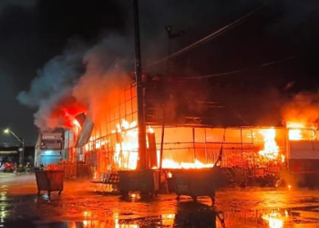Incêndio atinge galpão da Ceagesp na zona oeste de SP