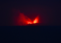 Vulcão Anak Krakatau entra em erupção na Indonésia, e voos no aeroporto de Jacarta são suspensos