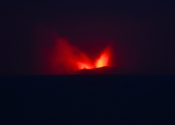 Vulcão Anak Krakatau entra em erupção na Indonésia, e voos no aeroporto de Jacarta são suspensos