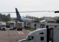 Avião cargueiro da Amazon sai da pista e atravessa estrada perto de aeroporto em Miami