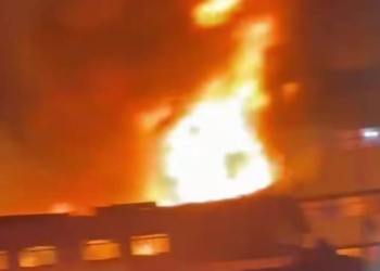 Incêndio atinge fábrica de velas no Jabaquara e teto desaba