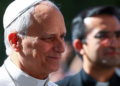 Papa Leão XIV foi hospitalizado com febre tifoide em 1985; momento foi decisivo em sua trajetória