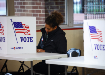 Governo Trump processa Califórnia para barrar voto de 20 mil pessoas que alega não serem cidadãos