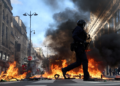 Polícia usa gás lacrimogêneo e entra em confronto com manifestantes em protestos contra o custo de vida na França