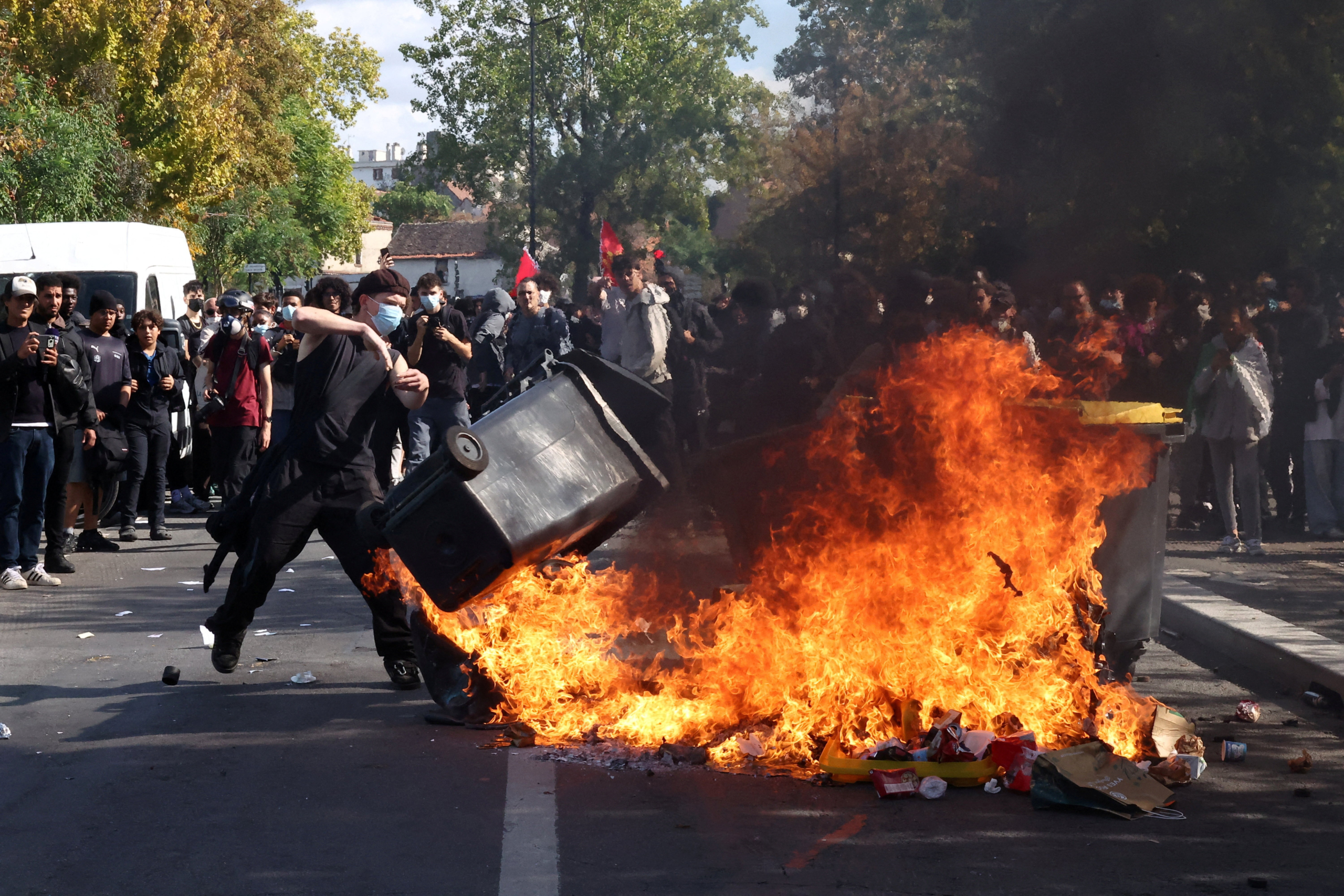 França tem novos protestos neste sábado após um mês de manifestações; Governo mobiliza 70 mil agentes