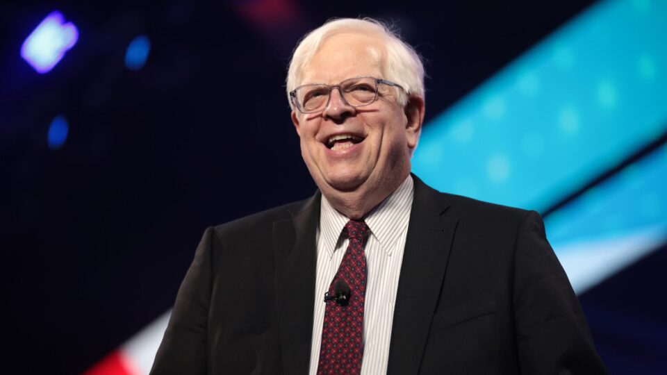 “Não estou decepcionado com Deus”, diz Dennis Prager após ficar tetraplégico