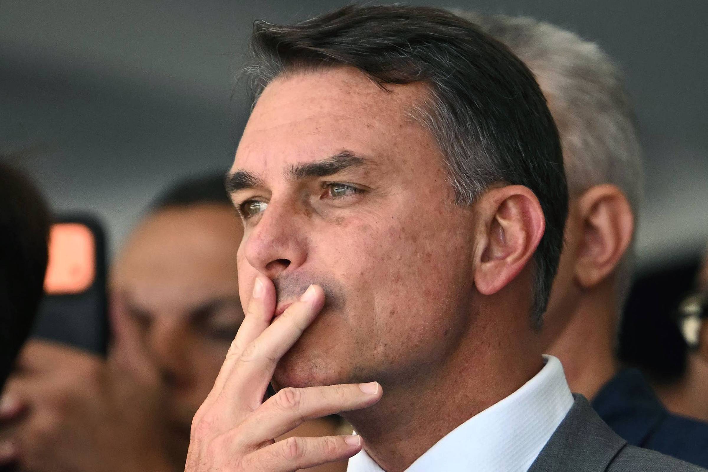Flávio Bolsonaro entra na Argentina e segue em voo privado ao Equador, diz Migração