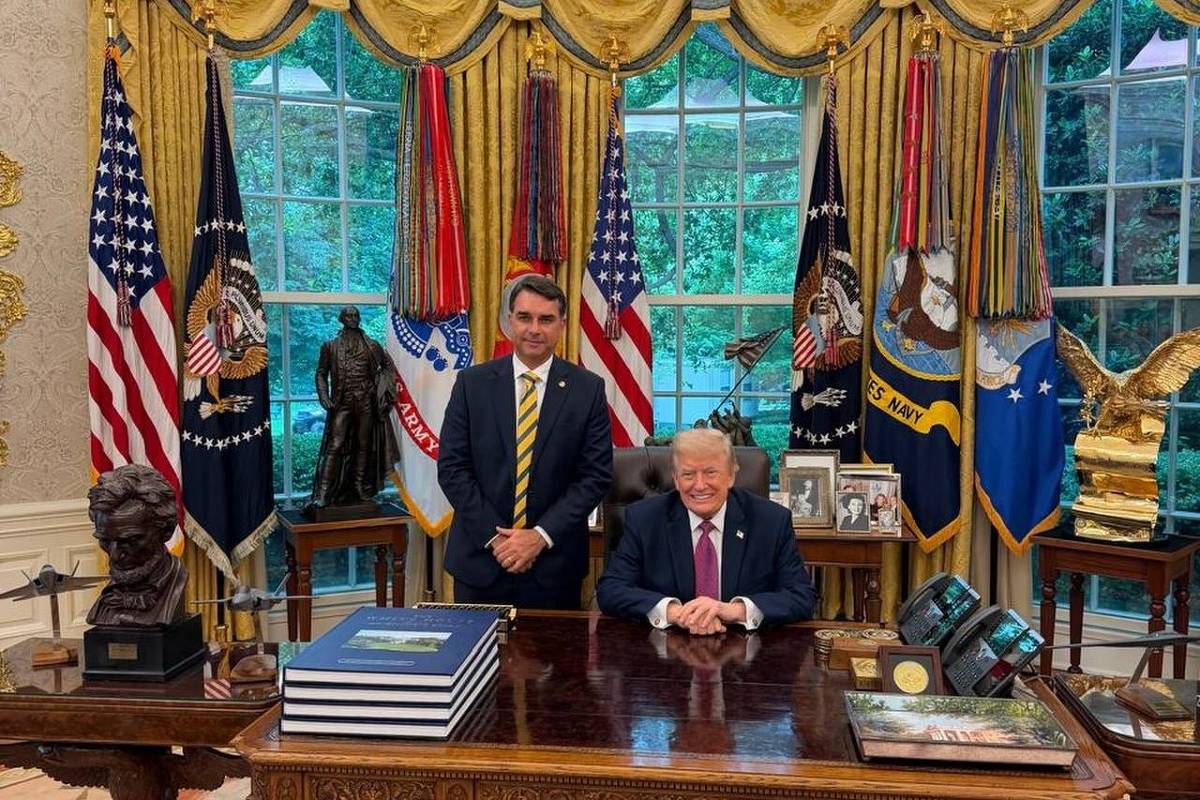 Trump diz que aprovaria visto de Flávio, mas que não sabe o paradeiro do senador