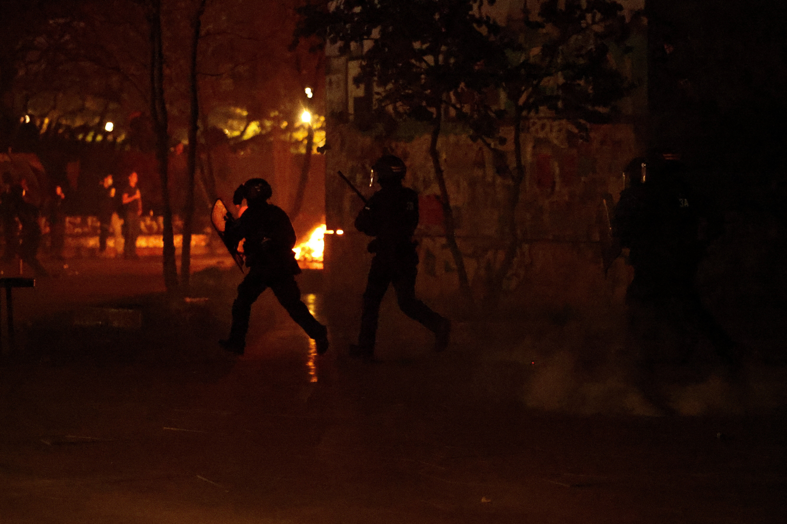 Novos protestos reúnem mais de 300 mil na França e terminam em confrontos com a polícia em Paris