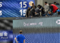 Medvedev é desclassificado após dar bolada em espectador, e Djokovic avança à final na China